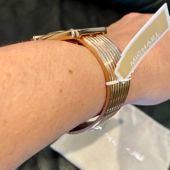 🎁 MICHAEL KORS RseGld-Tone Ribbed Buckle Bracelet - Picture 4 of 4